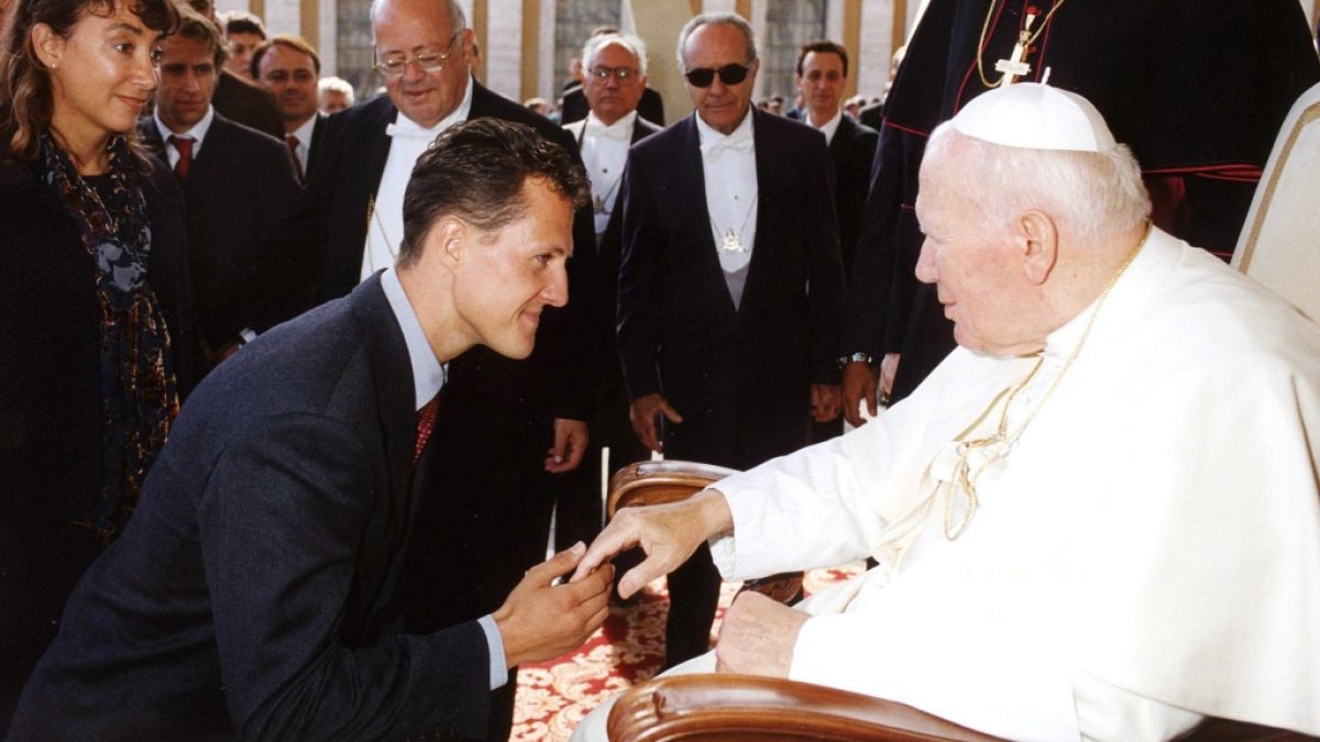 Michael Schumacher im Jahre 1999 bei Papst Johannes Paul II. (Foto)