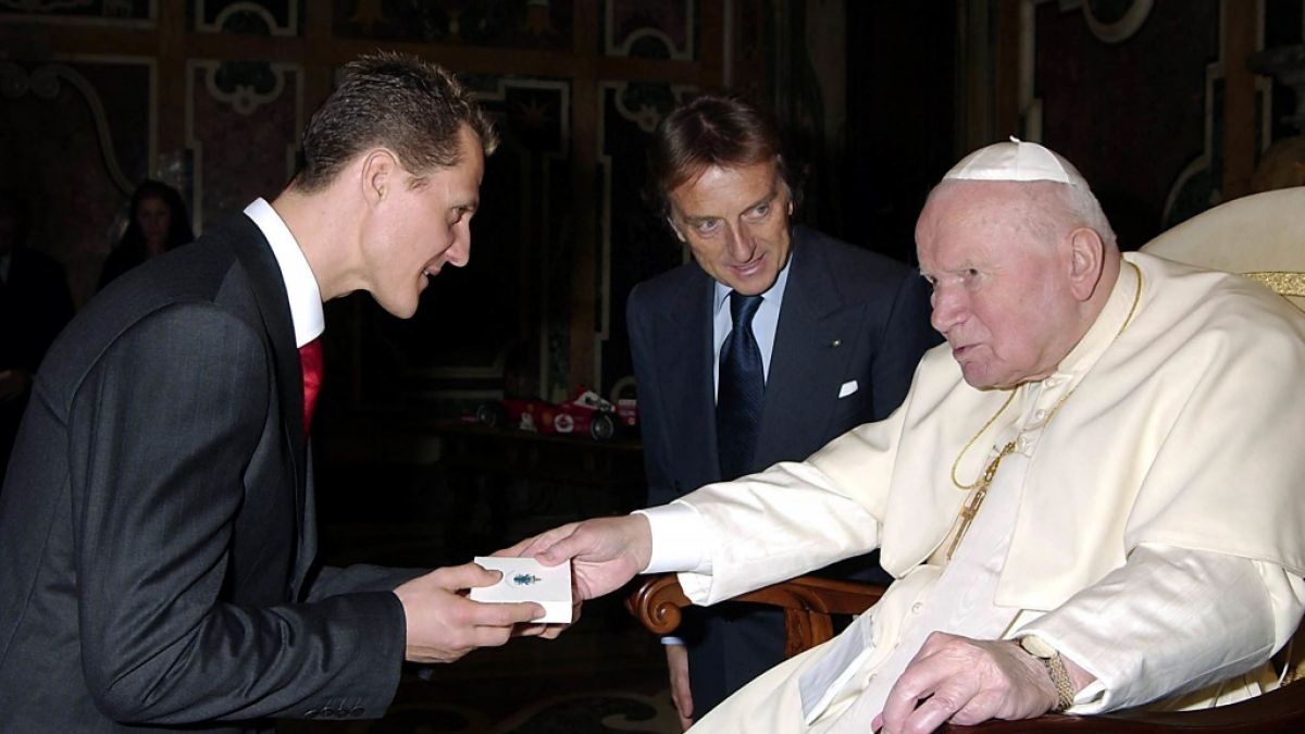Papst Johannes Paul II. (r) empfängt 2005 im Vatikan den deutschen Formel 1-Fahrer Michael Schumacher. (Foto)