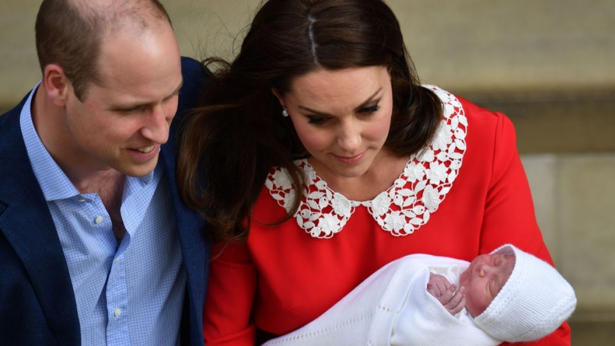 Sind seit April zu Fünft: Prinz William und Herzogin Kate mit ihrem jüngsten Sohn Prinz Louis. (Foto)