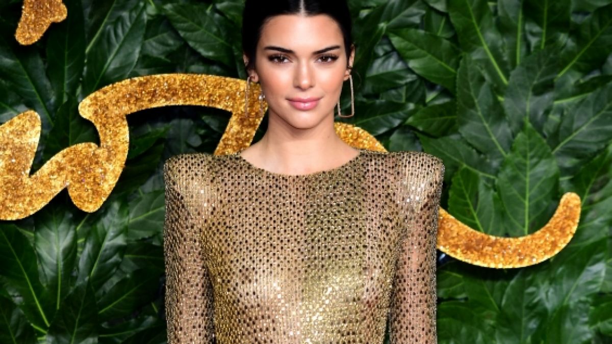 In ihrem goldenen Kleid ließ Kendall Jenner tief blicken. (Foto)