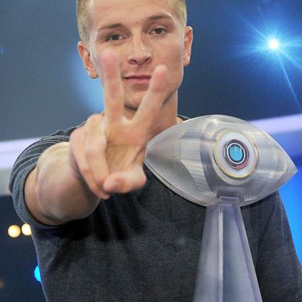 Aaron Troschke posiert nach der Finalsendung der SAT.1-Fernsehshow «Promi Big Brother - Das Experiment» Aaron Troschke posiert nach der Finalsendung der SAT.1-Fernsehshow «Promi Big Brother - Das Experiment»