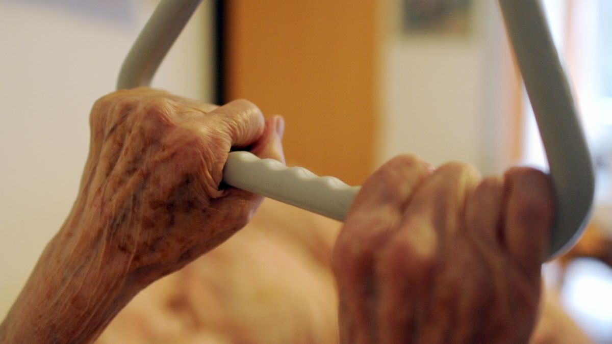 In einem Pflegeheim erwarten Senioren Pflege und Fürsorge - doch immer wieder kommt es zu schockierendes Todesfällen aufgrund mangelhafter Pflege (Symbolbild). (Foto)
