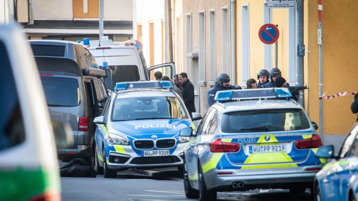 Bayern, Aschaffenburg: Polizisten stehen am Rand eines Gebäudes, in dem sich ein bewaffneter Mann verschanzt hat. (Foto)