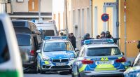 Bayern, Aschaffenburg: Polizisten stehen am Rand eines Gebäudes, in dem sich ein bewaffneter Mann verschanzt hat.