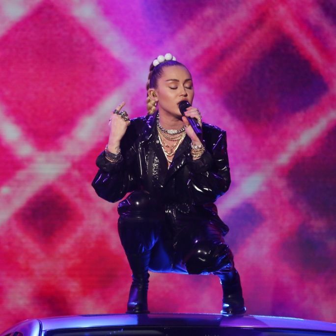 Nach dem Nippel-Blitzer! Wo sind Mileys Brüste geblieben?
