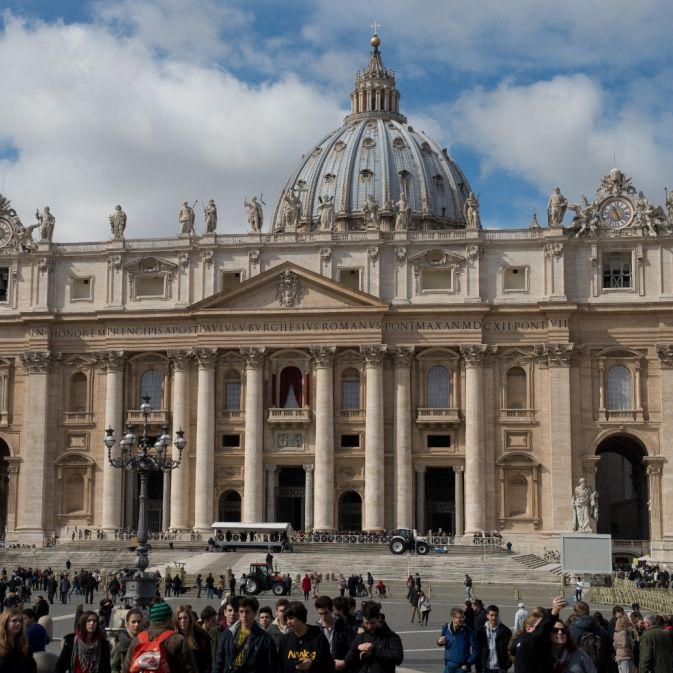 Nacktes Playboy-Model im Vatikan verhaftet