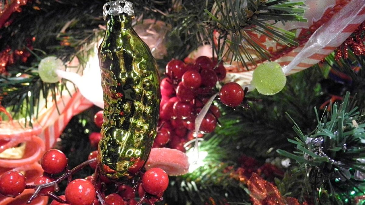 In den USA gehört die saure Gurke traditionelle als Schmuck an den Weihnachtsbaum.  (Foto)