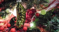 In den USA gehört die saure Gurke traditionelle als Schmuck an den Weihnachtsbaum. 