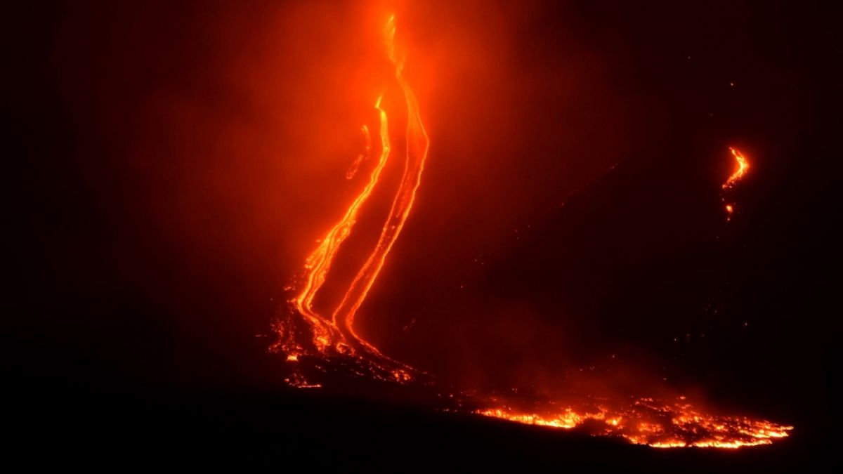 Der Vulkan Ätna spuckt wieder Feuer. (Foto)