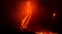 Der Vulkan Ätna spuckt wieder Feuer.