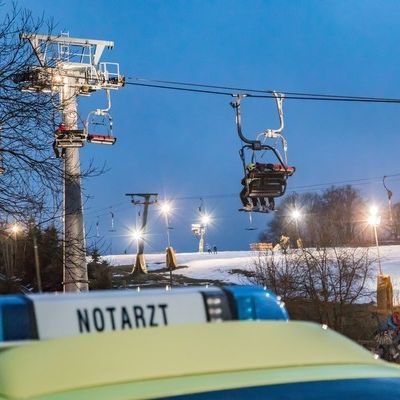 Mädchen (6) schwer verletzt nach 9-Meter-Sturz aus Sessellift Mädchen (6) schwer verletzt nach 9-Meter-Sturz aus Sessellift (Foto)