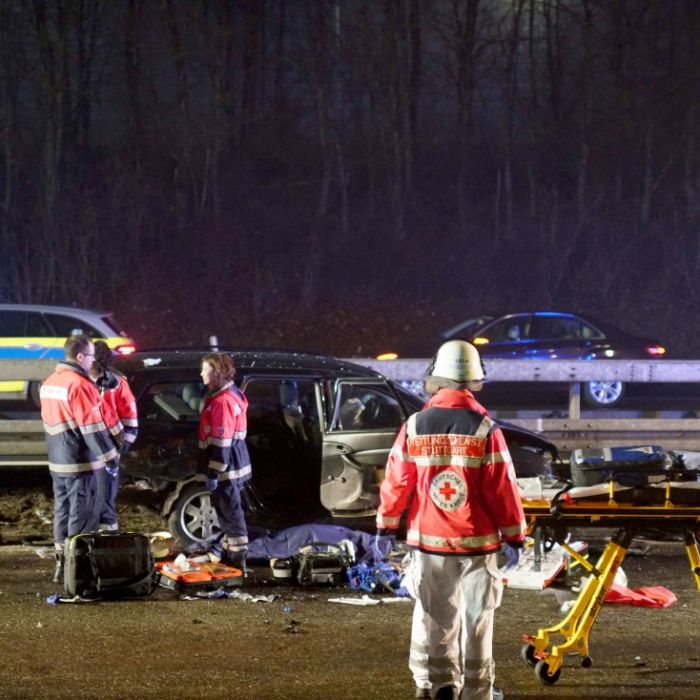 Junge (10) bei Massenkarambolage getötet - insgesamt 19 Verletzte Junge (10) bei Massenkarambolage getötet - insgesamt 19 Verletzte (Foto)