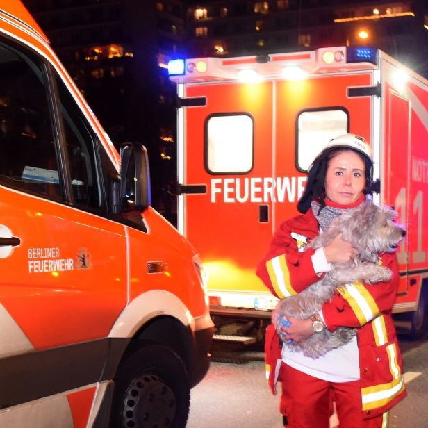 Hochhaus in Flammen! Bewohner in Wohnungen gefangen Hochhaus in Flammen! Bewohner in Wohnungen gefangen (Foto)