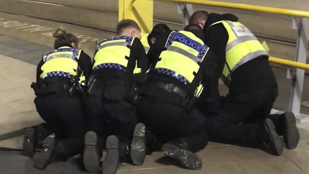 Polizisten halten am Bahnhof Victoria Station einen Mann am Boden, der zuvor drei Menschen mit einem Messer verletzt hatte. (Foto)