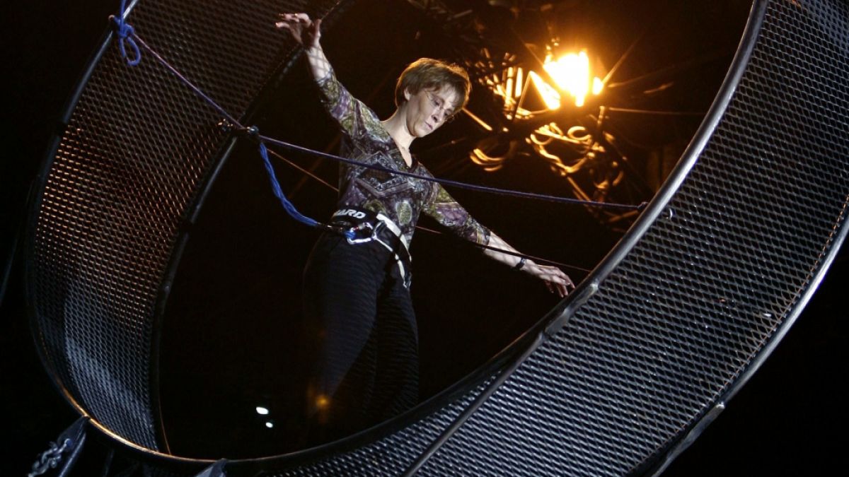 Eine Artistin vom Zirkus Flic Flac im so genannten "Todesrad". (Foto)