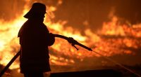 Feuerwehrmann beim Löschen eines Brands: Beim Silvesterfeuer in Scheveningen (Niederlande) entstand ein gefährlicher Feuertornado. (Symbolbild)