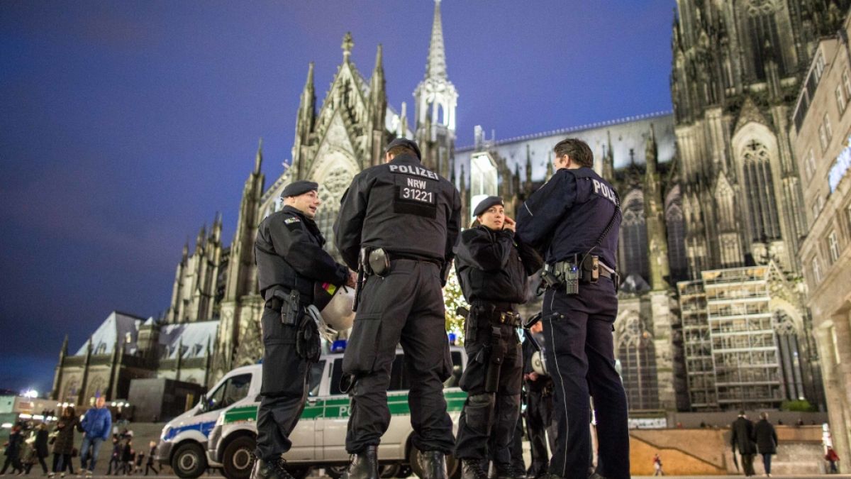 Unweit des Kölner Doms gab es am Freitagnachmittag einen Polizeigroßeinsatz nach einer Schussabgabe (Symbolfoto). (Foto)