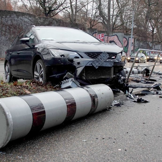 Autofahrer mäht Blitzersäulen nieder Autofahrer mäht Blitzersäulen nieder (Foto)