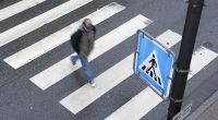 Autofahrer müssen mit mäßigem Tempo an Zebrastreifen heranfahren.