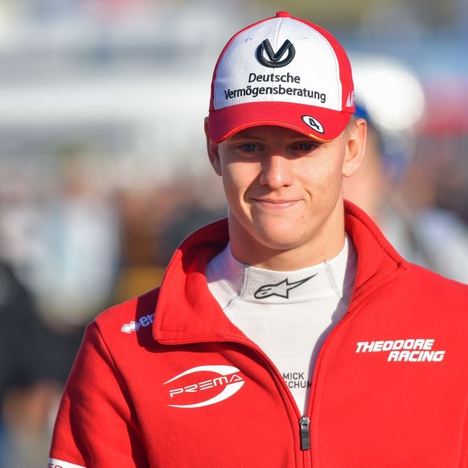 Wie sein Vater! Mini-Schumi unterschreibt bei Ferrari Wie sein Vater! Mini-Schumi unterschreibt bei Ferrari (Foto)