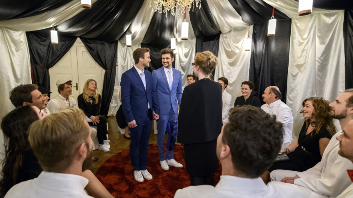 Happy end bei "Sturm der Liebe": Umringt von Hochzeitsgästen geben sich Boris (Florian Frowein, l.) und Tobias (Max Beier, M.) das Ja-Wort. (Foto)