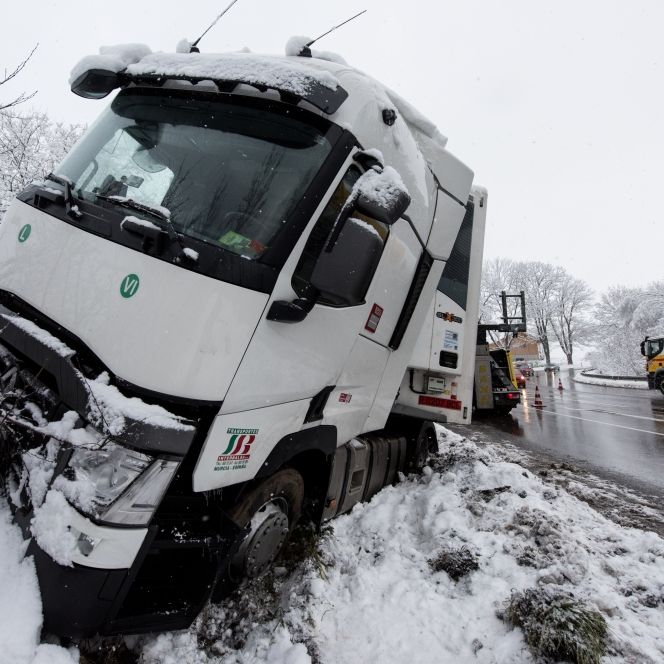 Spiegelglatte Straßen! HIER drohen Unfälle und Vollsperrungen Spiegelglatte Straßen! HIER drohen Unfälle und Vollsperrungen (Foto)