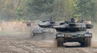 Zwei Kampfpanzer Leopard 2 rollen (noch) über den Truppenübungsplatz Munster.