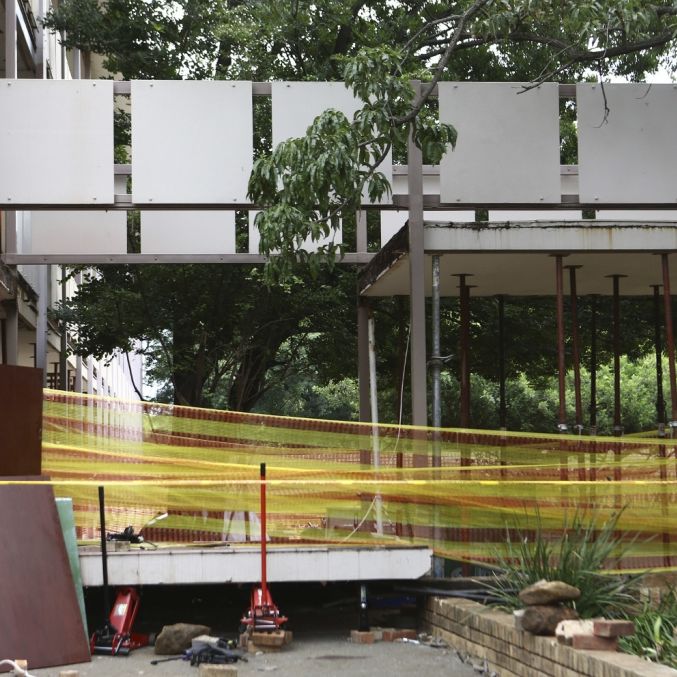 3 tote Kinder! Brücke zwischen Schulgebäuden stürzt ein 3 tote Kinder! Brücke zwischen Schulgebäuden stürzt ein (Foto)