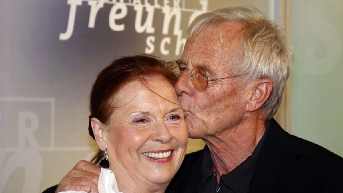 Ursula Karusseit mit Schauspielkollege Rolf Becker. Die "In aller Freundschaft"-Darstellerin ist am 1. Februar 2019 im Alter von 79 Jahren verstorben. (Foto)