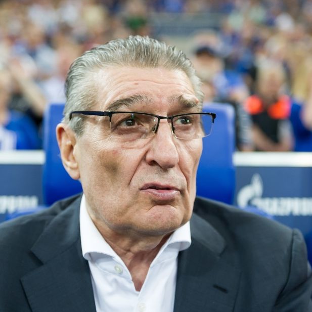Fußball-Welt trauert! Schalke-Legende mit 74 Jahren verstorben Fußball-Welt trauert! Schalke-Legende mit 74 Jahren verstorben (Foto)