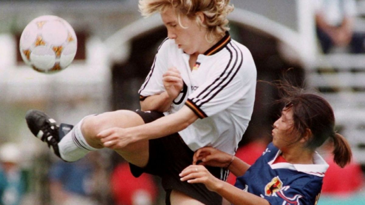 Heidi Mohr im Zweikampf mit der Japanerin Maki Haneta beim olympischen Fußballturnier 1996 im Legion Field. (Foto)