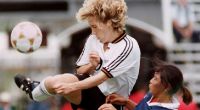 Heidi Mohr im Zweikampf mit der Japanerin Maki Haneta beim olympischen Fußballturnier 1996 im Legion Field.