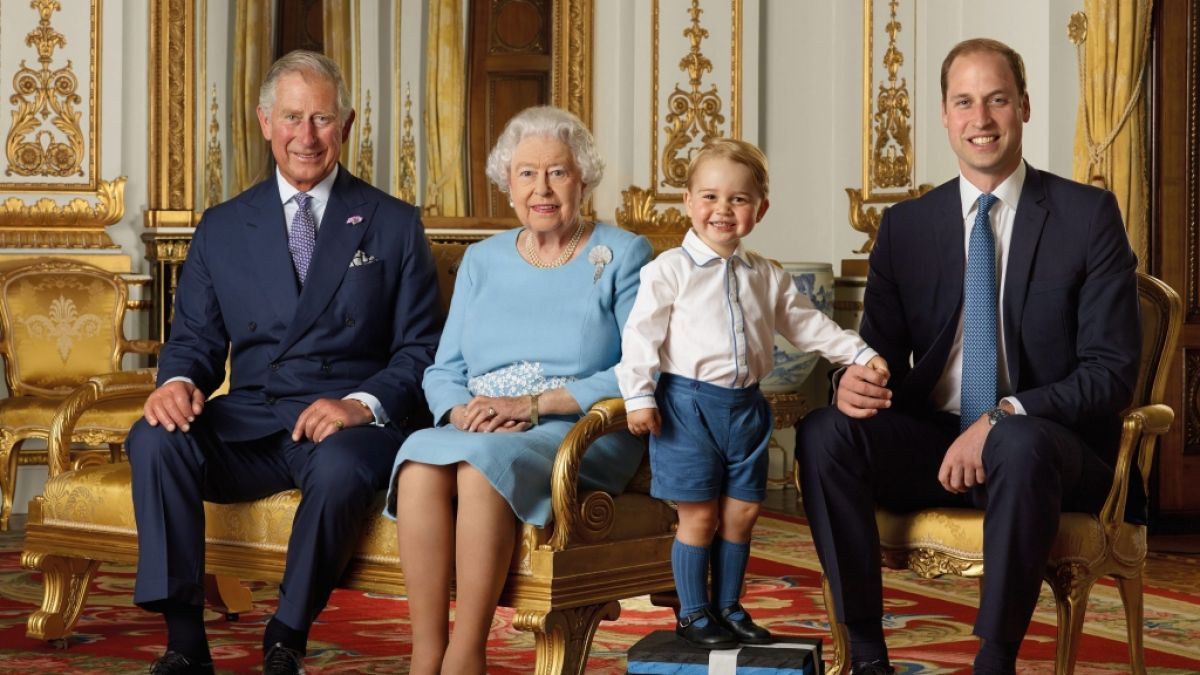 Vier royale Generationen auf einem Foto: Queen Elizabeth II. mit ihrem Sohn Prinz Charles, Enkel Prinz William und Urenkel Prinz George. (Foto)