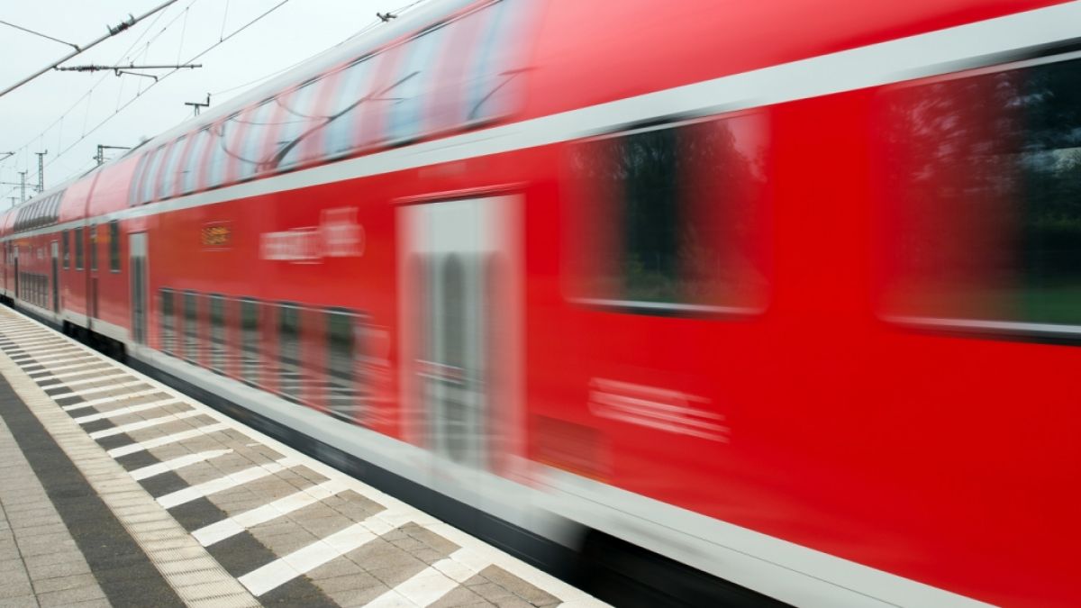 In Freiburg wird ein 16-Jähriger vom Zug erfasst und getötet. (Symbolbild) (Foto)