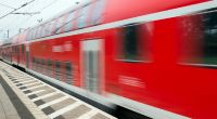 In Freiburg wird ein 16-Jähriger vom Zug erfasst und getötet. (Symbolbild)