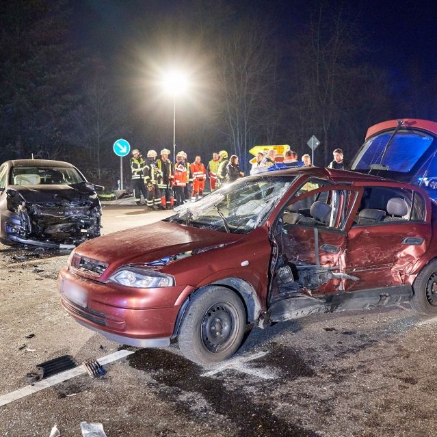 Autofahrer (87) missachtet Vorfahrt - 3 Menschen sterben Autofahrer (87) missachtet Vorfahrt - 3 Menschen sterben (Foto)