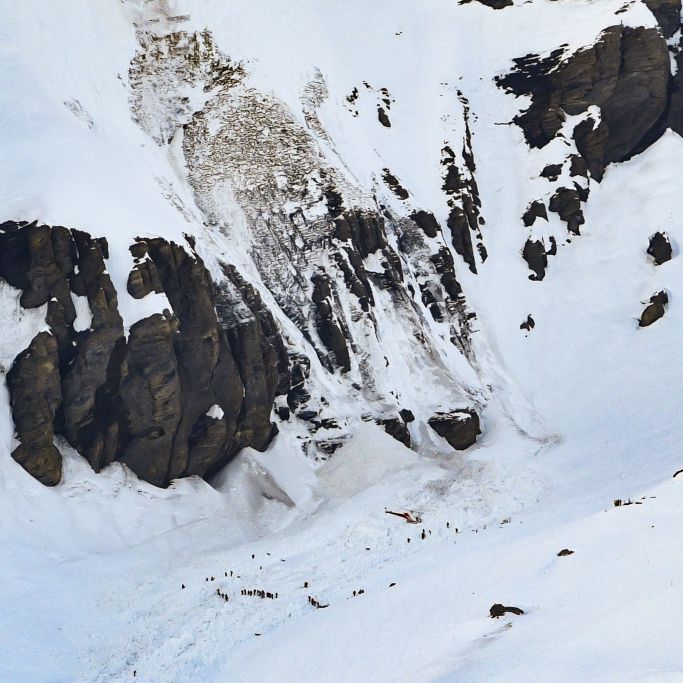 Lawine donnert auf Schweizer Skipiste - ein Todesopfer bestätigt Lawine donnert auf Schweizer Skipiste - ein Todesopfer bestätigt (Foto)