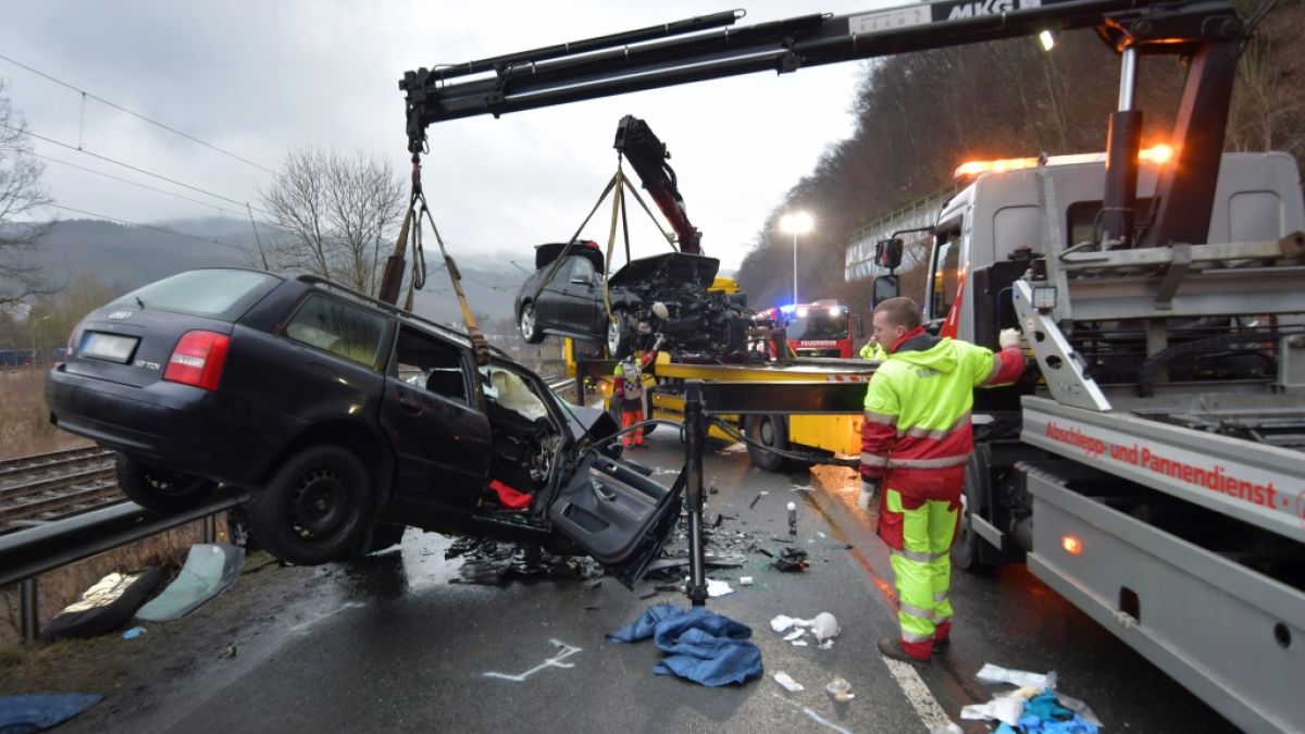 Im Kreis Olpe (NRW) sind drei Menschen bei einem schweren Autounfall getötet worden. Eine Person wurde schwerverletzt ins Krankenhaus gebracht. (Foto)