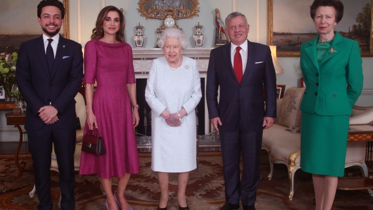 Fans sorgen sich um die Queen: Was hat die lila Hand zu bedeuten? (Foto)