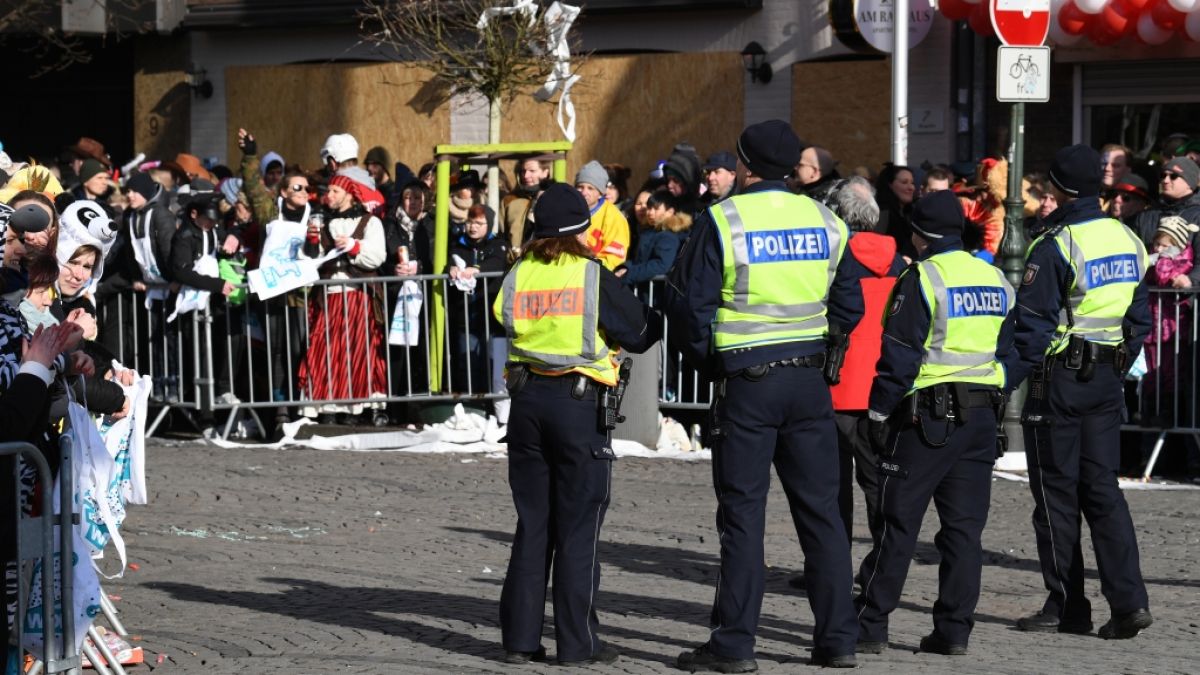 Karneval 2019 Im News Ticker Madchen Durch Konfettikanone Schwer