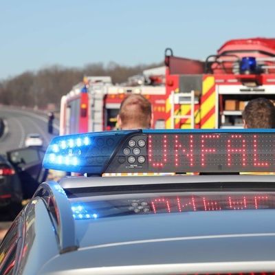 Lastwagen schleudert über A4 - Stundenlanges Chaos auf Autobahn Lastwagen schleudert über A4 - Stundenlanges Chaos auf Autobahn (Foto)