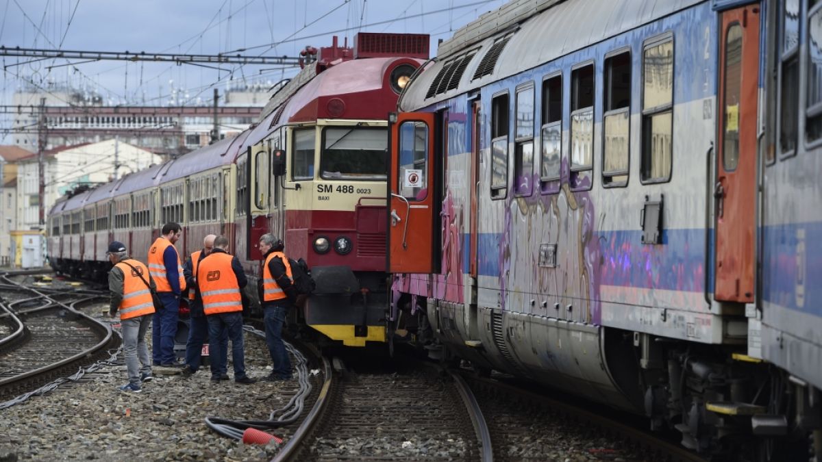 Zwei Züge sind am Hauptbahnhof in Brno (Tschechien) kollidiert. 21 Menschen wurden nach letzten Informationen leicht verletzt. (Foto)