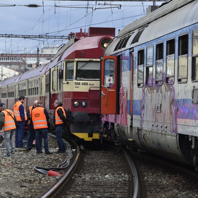 Personenzüge frontal kollidiert - mehr als 20 Verletzte
