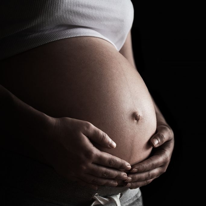 Risikoschwangerschaft! TV-Moderatorin erwartet mit 48 Jahren ihr 1. Kind
