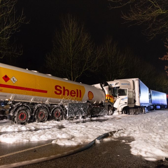Auto entflammt in Benzinlache, doch der Fahrer verhindert die Katastrophe Auto entflammt in Benzinlache, doch der Fahrer verhindert die Katastrophe (Foto)