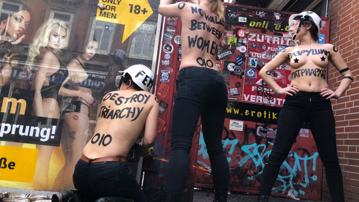 Femen-Aktivistinnen reißen einen Sichtschutz in Hamburgs Rotlichtviertel ein. (Foto)