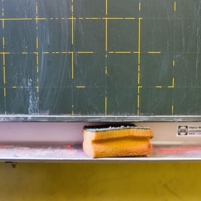 Lehrerin (40) hat Sex mit Schüler und entgeht Gefängnis