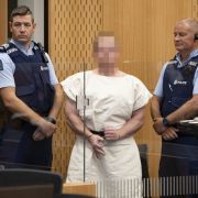 Zu dem Gerichtstermin wurde der Täter in Handschellen und weißer Häftlingskleidung vorgeführt. Zu dem Gerichtstermin wurde der Täter in Handschellen und weißer Häftlingskleidung vorgeführt.