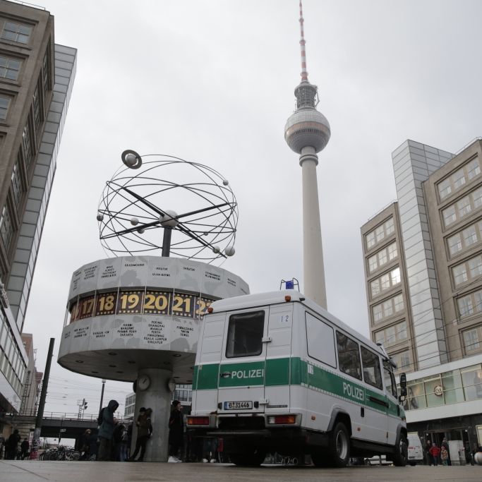 Mann (26) am Alexanderplatz von Unbekanntem erstochen Mann (26) am Alexanderplatz von Unbekanntem erstochen (Foto)