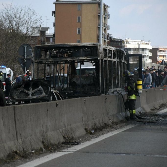 Mann zündet Schulbus mit 50 Kindern an - Terror-Ermittlungen laufen Mann zündet Schulbus mit 50 Kindern an - Terror-Ermittlungen laufen (Foto)